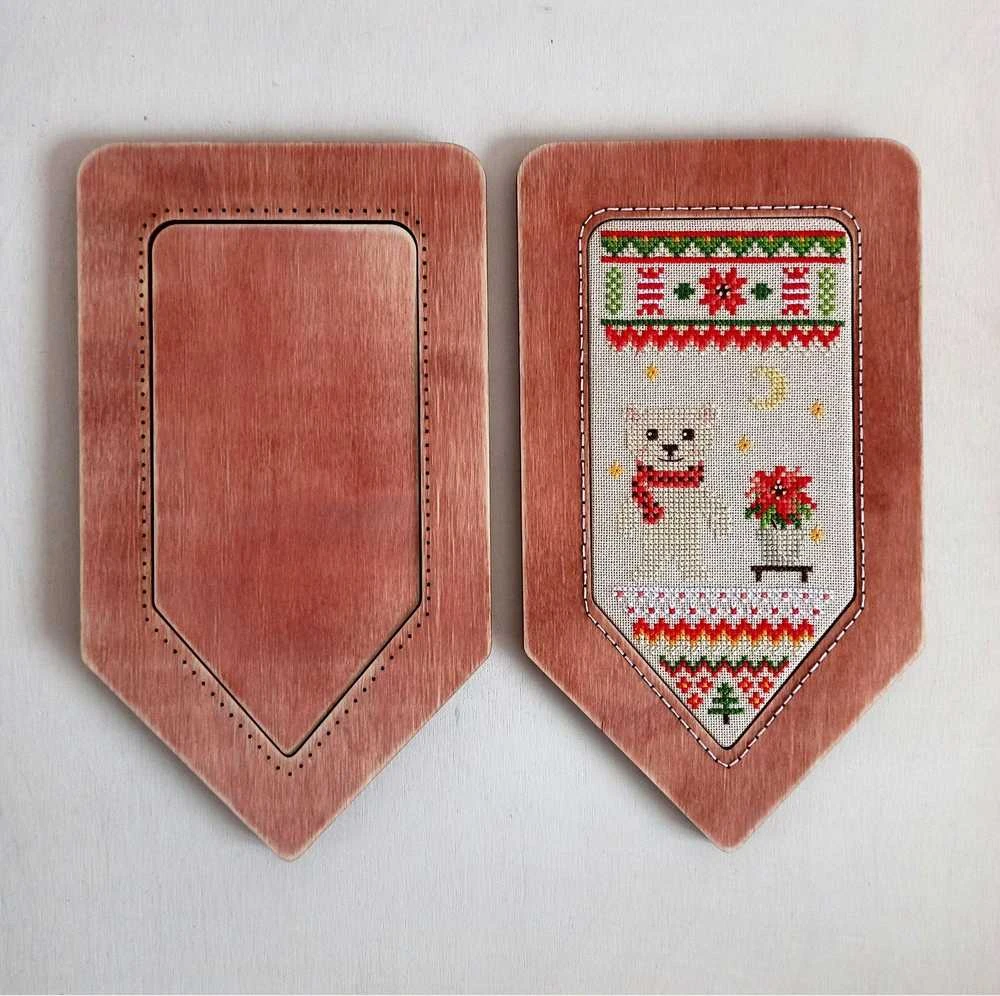 Neocraft Rankų darbo medinis siuvinėjimo kryželiu rėmelis Vėliava (uogos) 9,5×19 cm