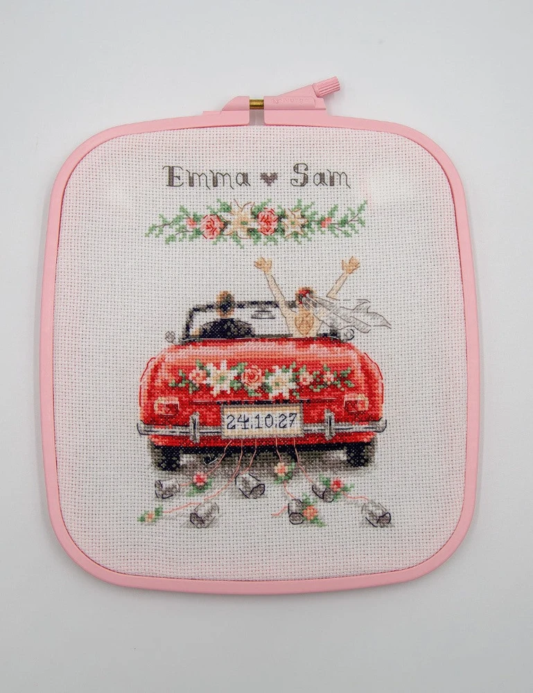 Siuvinėjimo kryželiu rinkinys Aine „Just Married“ – jaunavedžių automobilis