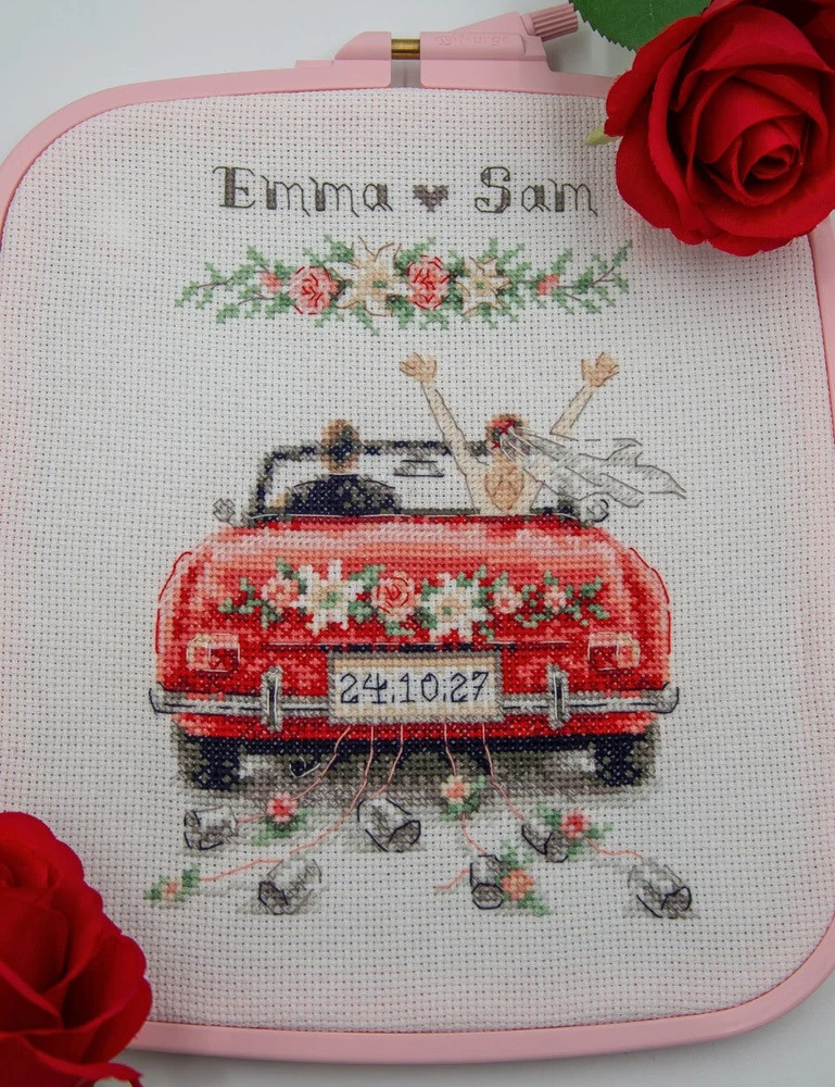 Siuvinėjimo kryželiu rinkinys Aine „Just Married“ – jaunavedžių automobilis