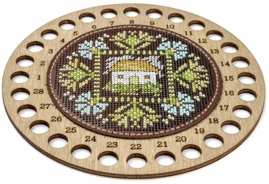 Wonderland Crafts Siūlų organizatoriaus siuvinėjimo rinkinys „Namas tarp rugiagėlių“ 15 x 15 cm