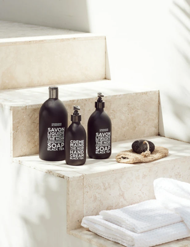 Compagnie De Provence CDP Juodas Tea drėkinamasis rankų kremas 300 ml