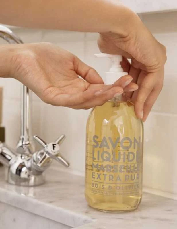 Compagnie De Provence Marseille Liquid Soap Olive Wood muilas rankoms ir kūnui, 495 ml