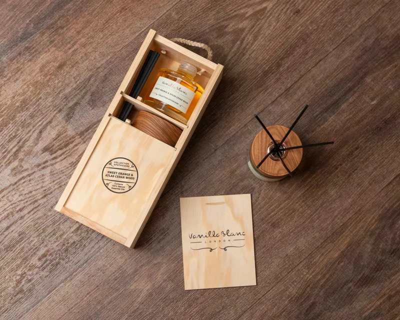Vanilla Blanc Sweet Oranžinis & Atlas Cedar Wood difuzoriaus ir žvakės dovanų rinkinys