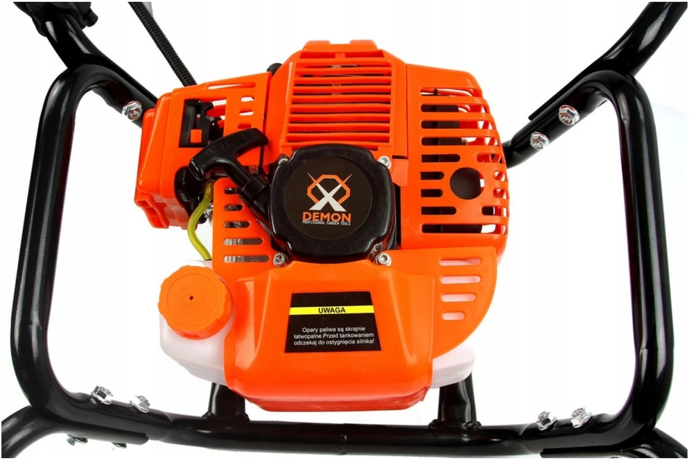 Dviejų asmenų benzininis žemės grąžtas Demon M84001, su trim grąžtais