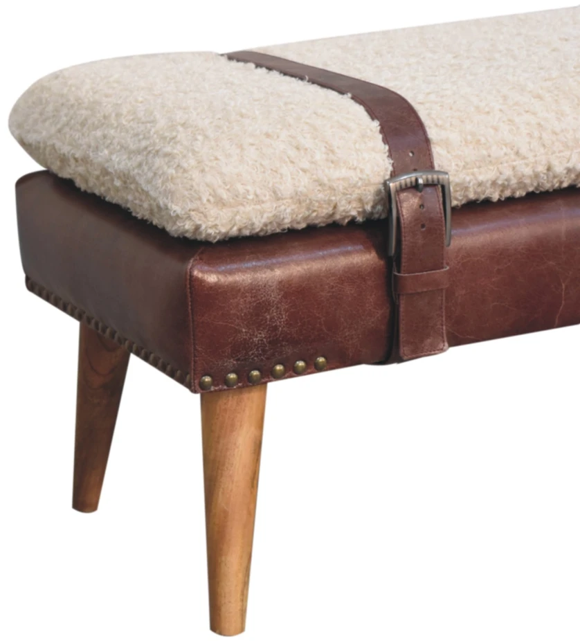 Artisan Furniture Bouclé audinio ir raudonmedžio spalvos odos suoliukas