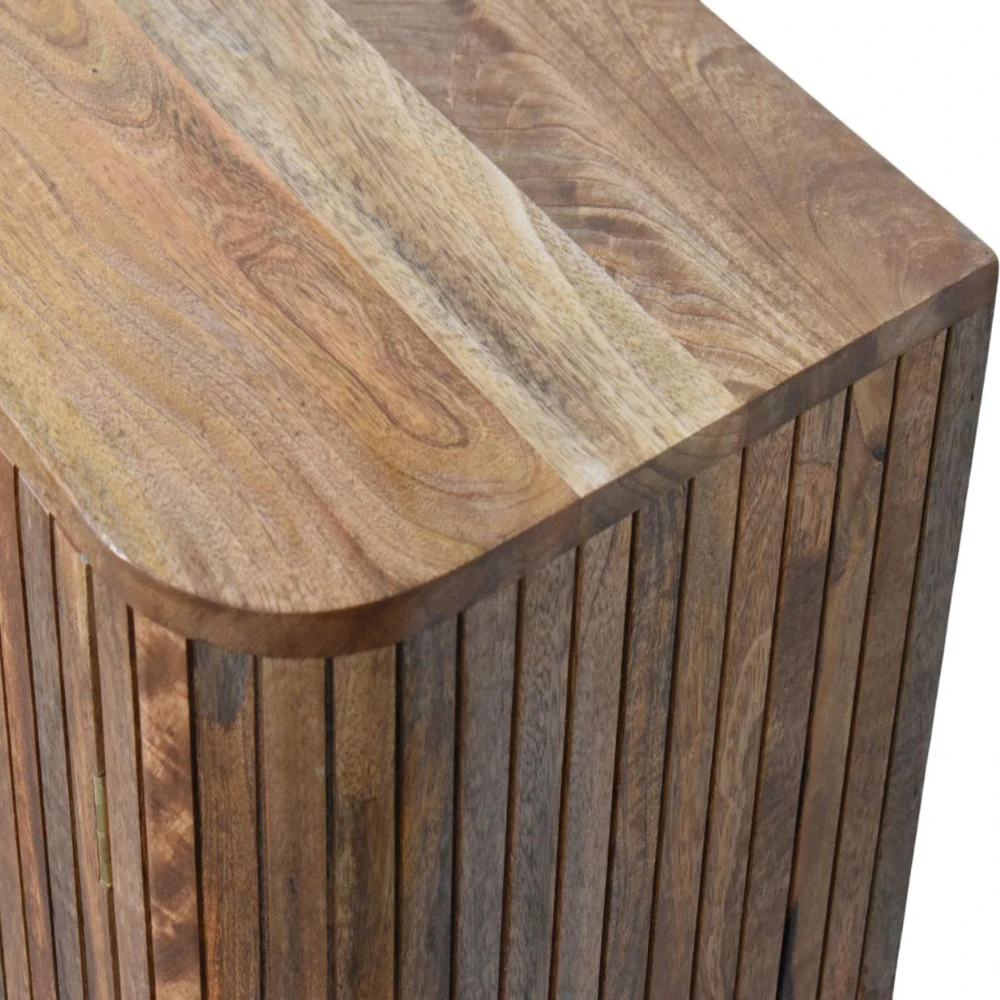 Artisan Furniture Curve su reljefiniu fasadu mango medienos spintelė