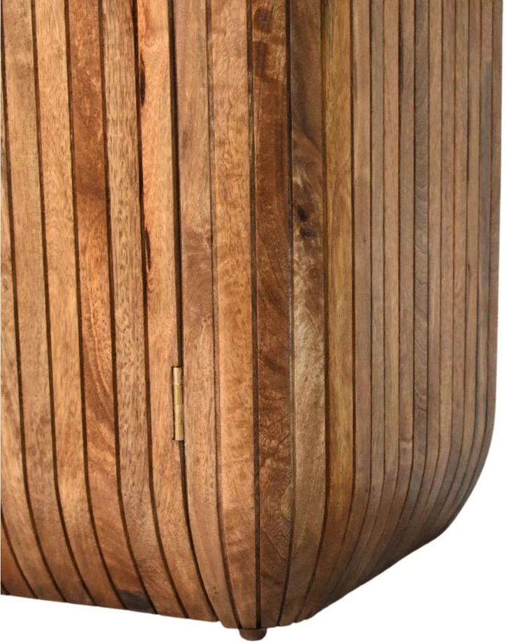 Artisan Furniture Curve su reljefiniu fasadu mango medienos spintelė