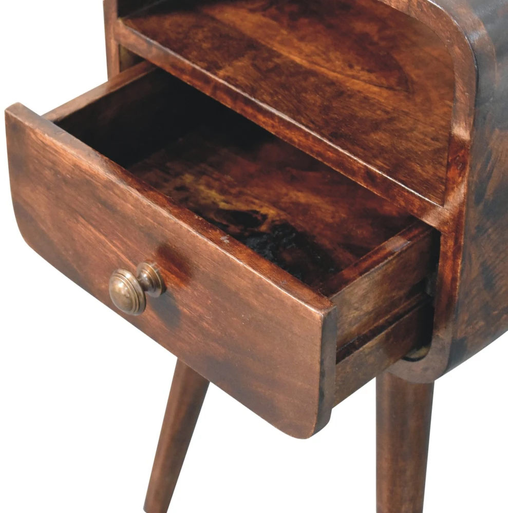 Artisan Furniture Kompaktiškas lenktas mango medienos naktinis staliukas su lentyna, Kalifornijos riešutmedžio atspalvio