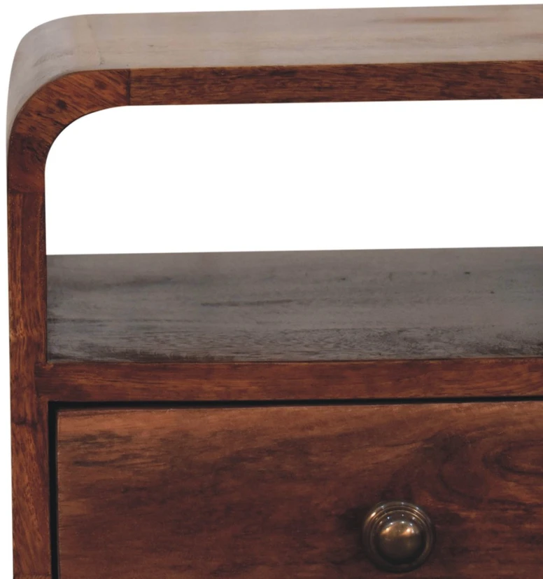 Artisan Furniture Kompaktiškas lenktas mango medienos naktinis staliukas su lentyna, medaus karamelės atspalvio