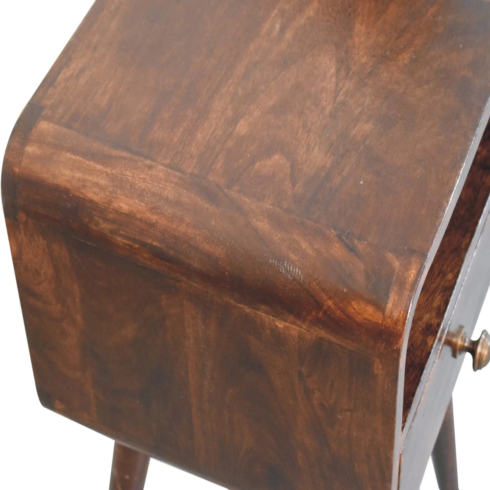 Artisan Furniture Kompaktiškas lenktas mango medienos naktinis staliukas su lentyna, Kalifornijos riešutmedžio atspalvio