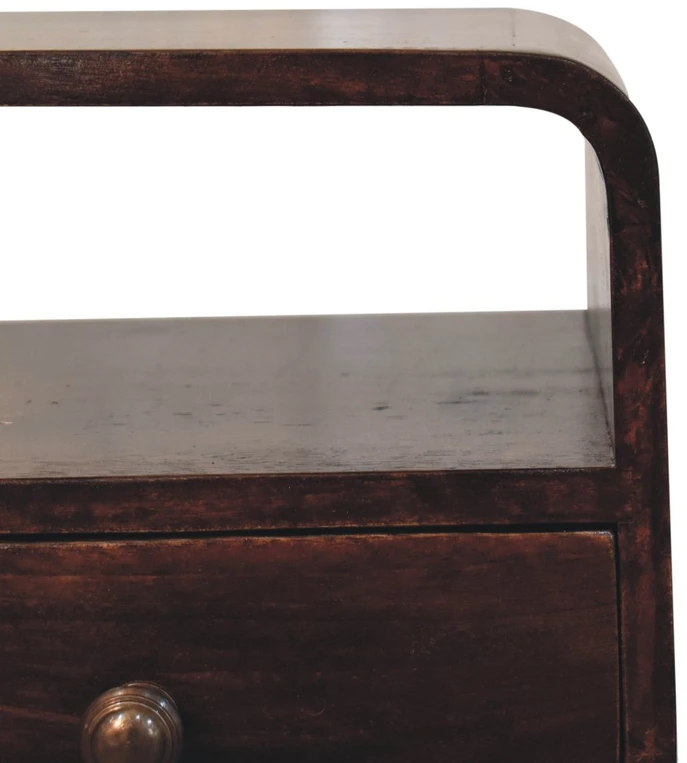 Artisan Furniture Kompaktiškas lenktas mango medienos naktinis staliukas su lentyna, Kalifornijos riešutmedžio atspalvio