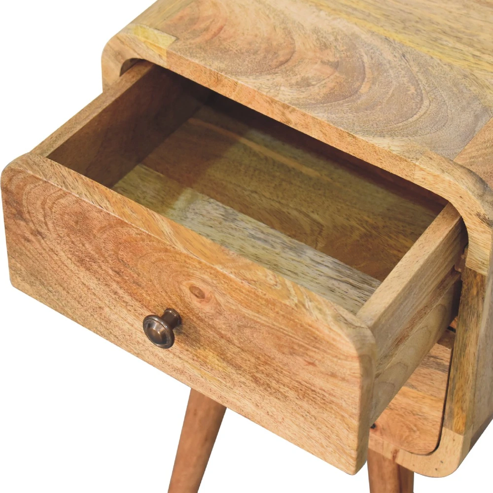 Artisan Furniture Kompaktiškas lenktas mango medienos naktinis staliukas su 2 stalčiais, ąžuolo atspalvio