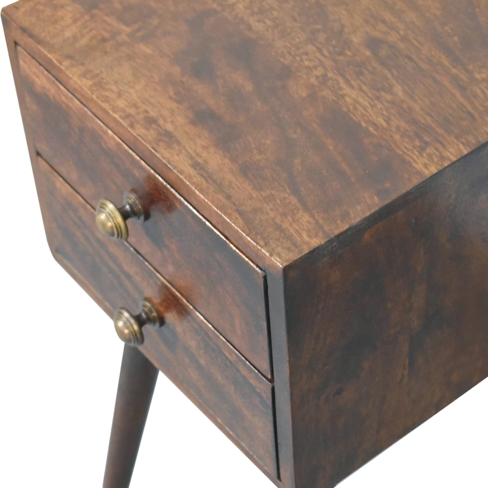 Artisan Furniture Kompaktiškas mango medienos naktinis staliukas su 2 stalčiais, Kalifornijos riešutmedžio atspalvio