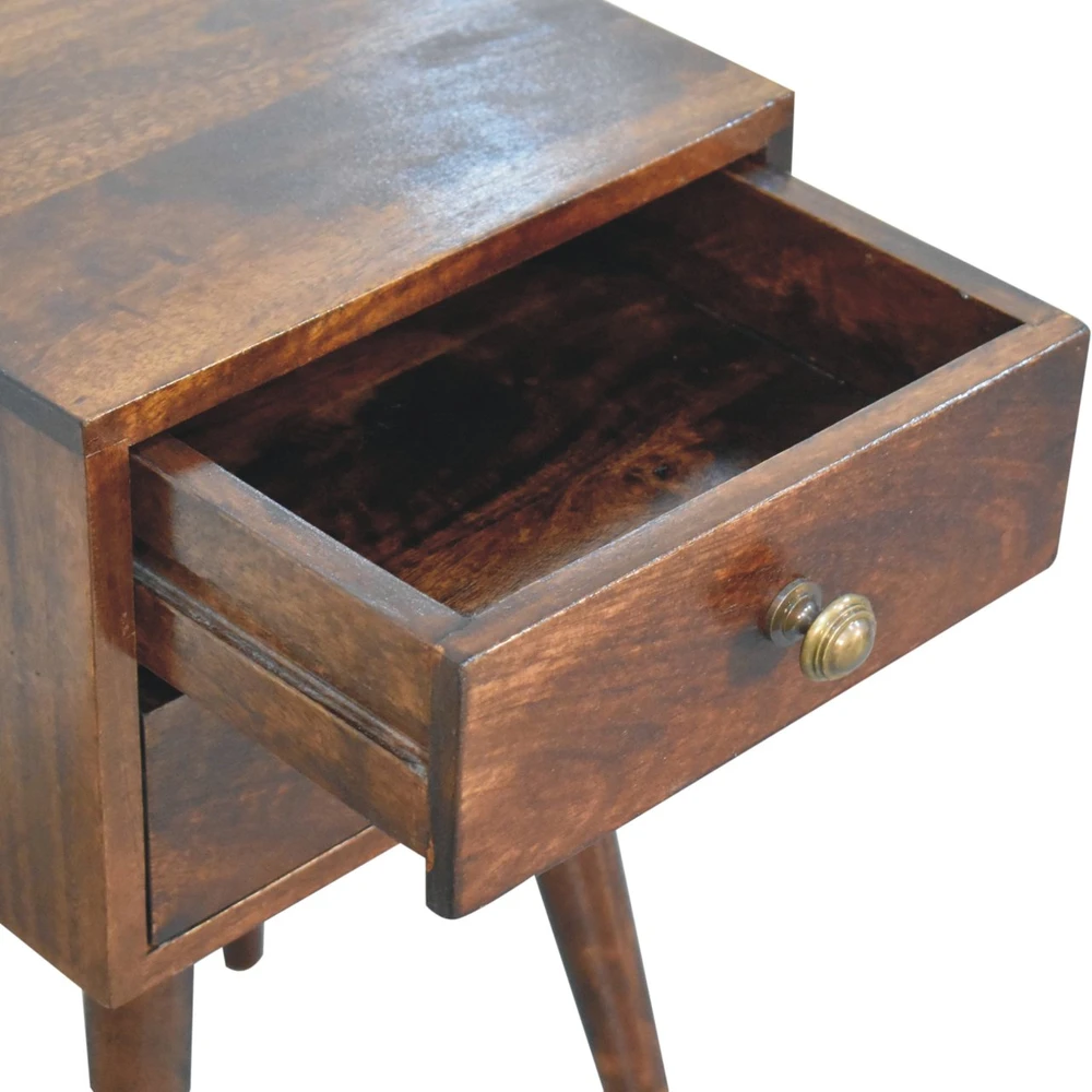 Artisan Furniture Kompaktiškas mango medienos naktinis staliukas su 2 stalčiais, Kalifornijos riešutmedžio atspalvio