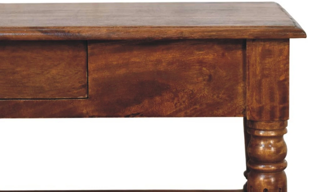 Artisan Furniture Mango medienos kavos staliukas su tekintomis kojelėmis ir 2 stalčiais, kaštono atspalvio