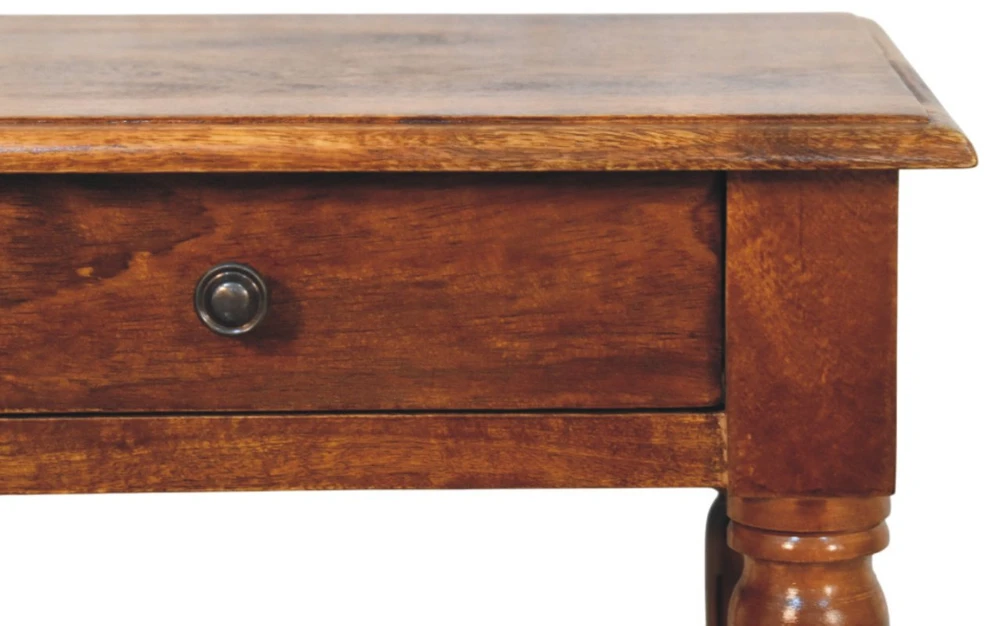 Artisan Furniture Mango medienos šoninis staliukas su tekintomis kojelėmis ir stalčiumi, kaštono atspalvio
