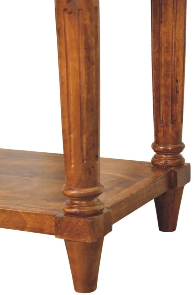 Artisan Furniture Mango medienos šoninis staliukas su tekintomis kojelėmis ir stalčiumi, kaštono atspalvio
