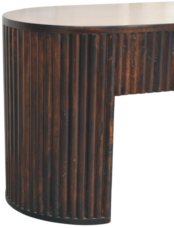 Artisan Furniture Mocha Velvet minkštasuolis su vertikalių griovelių apdaila
