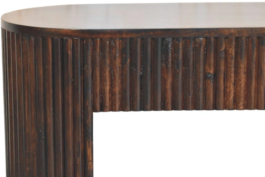 Artisan Furniture Mocha Velvet minkštasuolis su vertikalių griovelių apdaila