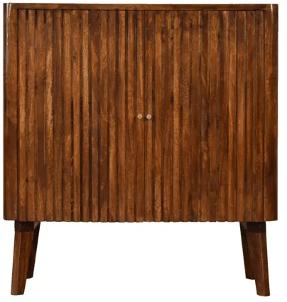 Artisan Furniture Reeve mango medienos spintelė su reljefiniais fasadais, kaštono atspalvio