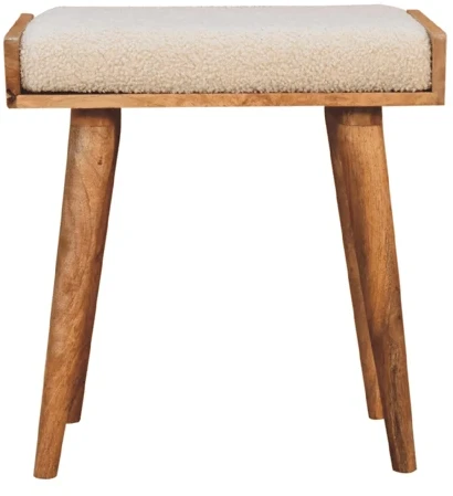 Artisan Furniture Bouclé audinio pakojis su mango medienos kojelėmis, kreminės spalvos