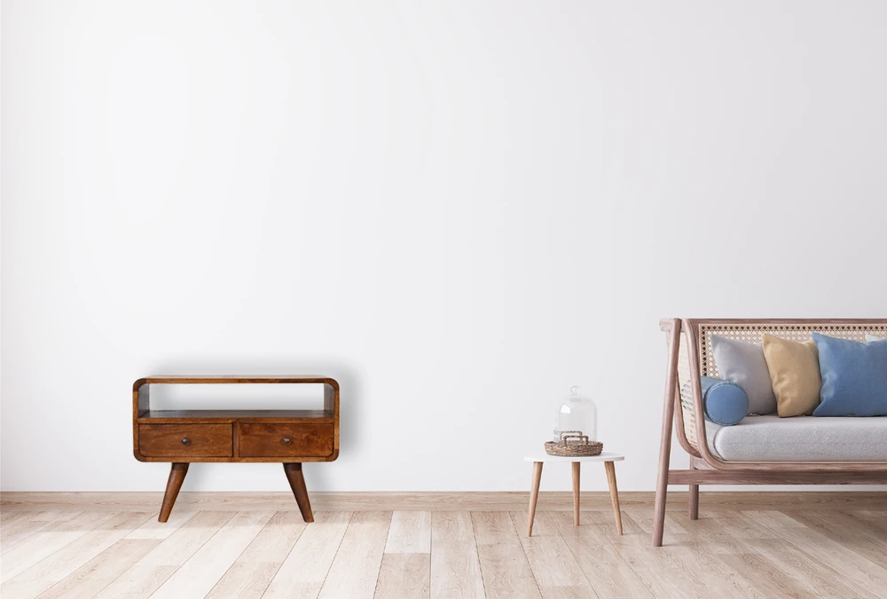 TV staliukas Artisan Furniture Lenkta Riešutmedžio Mini TV spintelė su 2 stalčiais