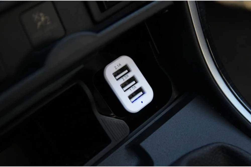 Amio Automobilinis telefono įkroviklis 3xUSB baltas PCH-03