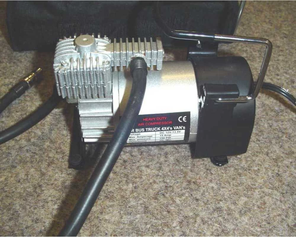 Automobilinis oro kompresorius 12V 10 bar 61566 su dėklu
