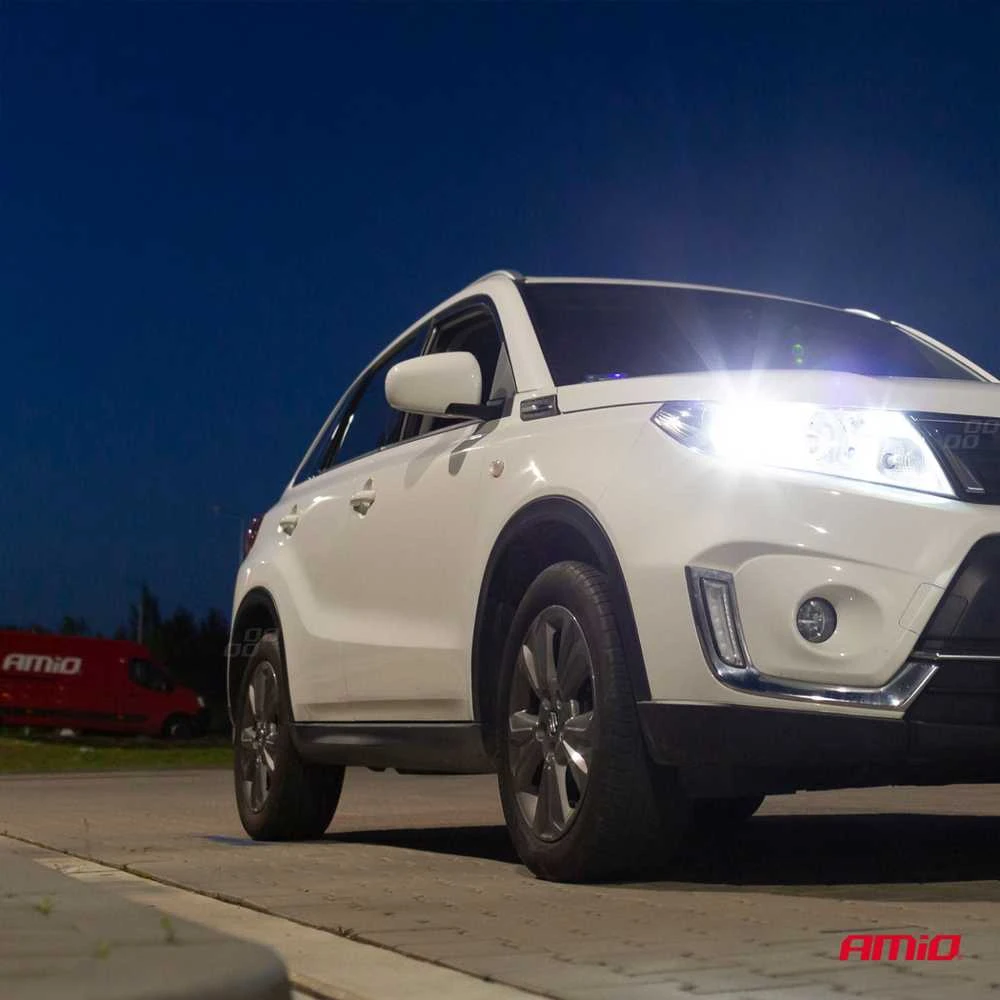 Baltas automobilis su įjungtais LED žibintais