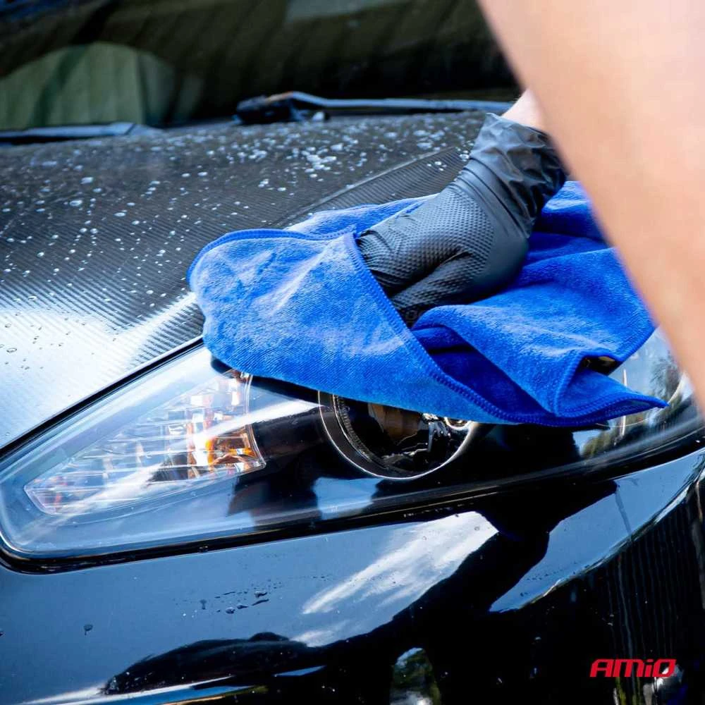 Mėlyna mikropluošto šluostė valant automobilio žibintą