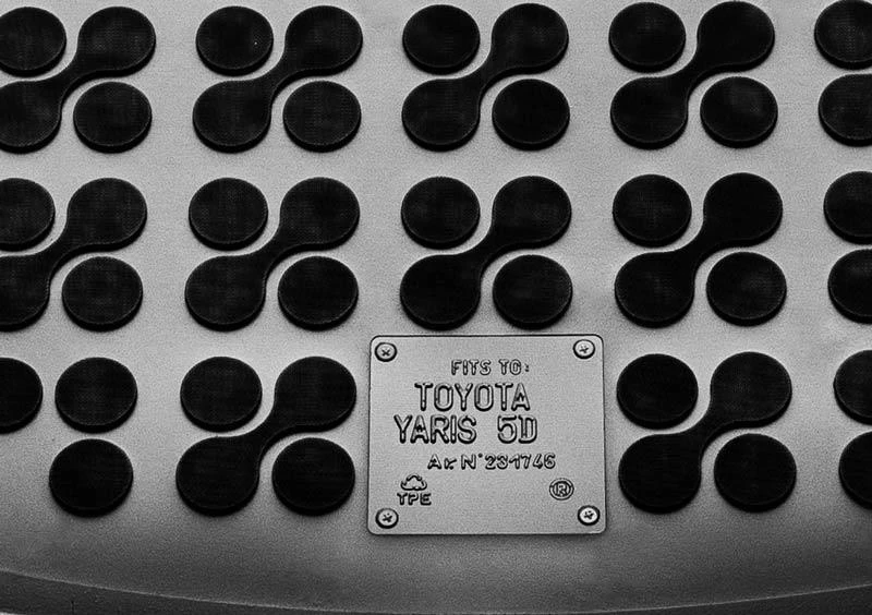 Rezaw Plast Guminis bagažinės kilimėlis Toyota Yaris III Hybrid 2011-2014m. (apatinė dalis / su plonu atsarginiu ratu)