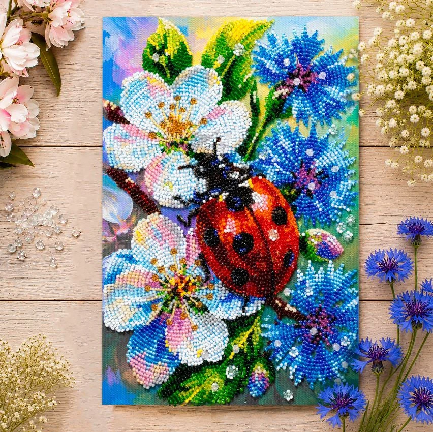 Abris Art Karoliukų siuvinėjimo rinkinys „Tarp rugiagėlių“ 16×24 cm