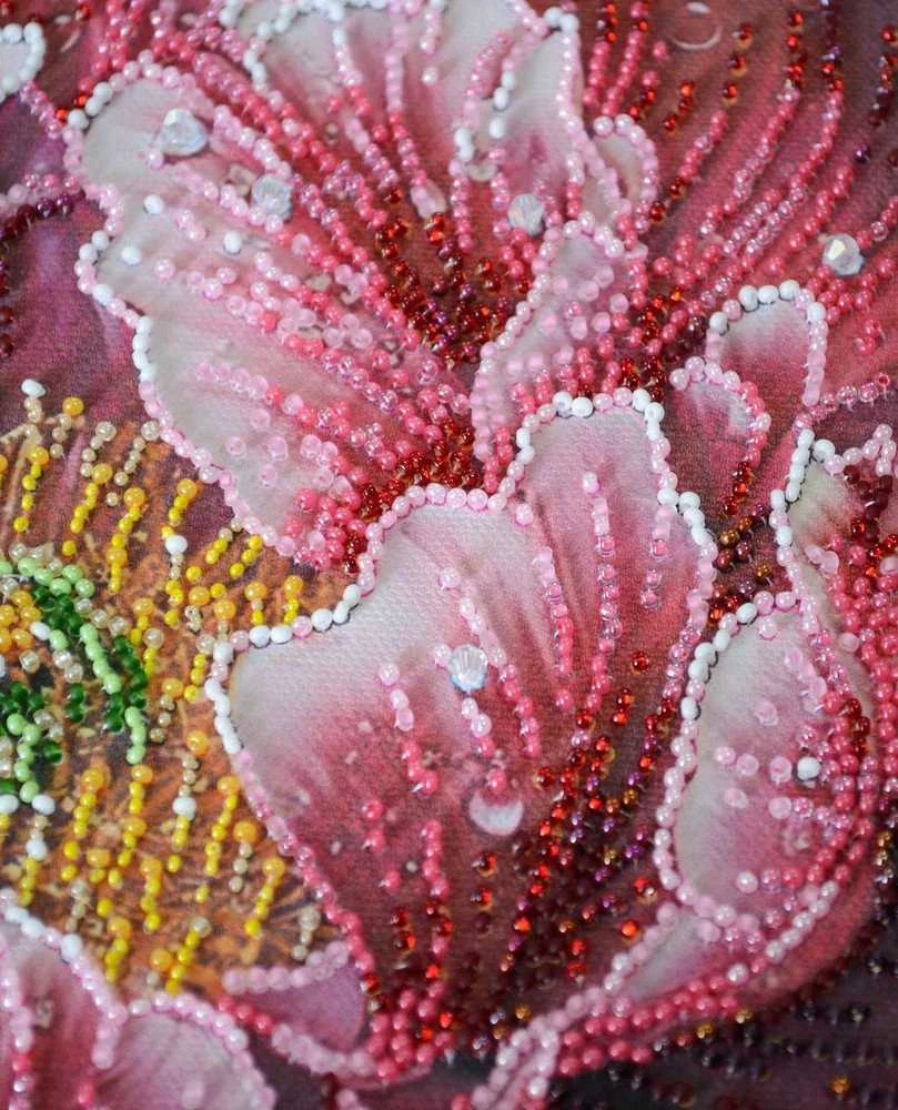 Abris Art Karoliukų siuvinėjimo rinkinys „Rasos bučinys“ 23x23 cm AAB-951