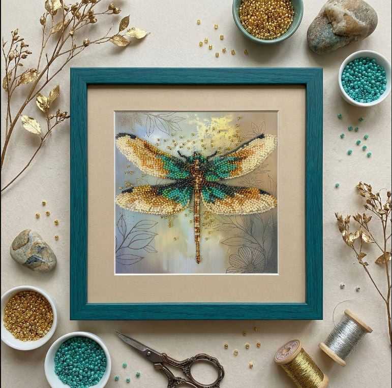 Abris Art Karoliukų siuvinėjimo rinkinys „Smaragdiniai sparnai“ 15x15 cm