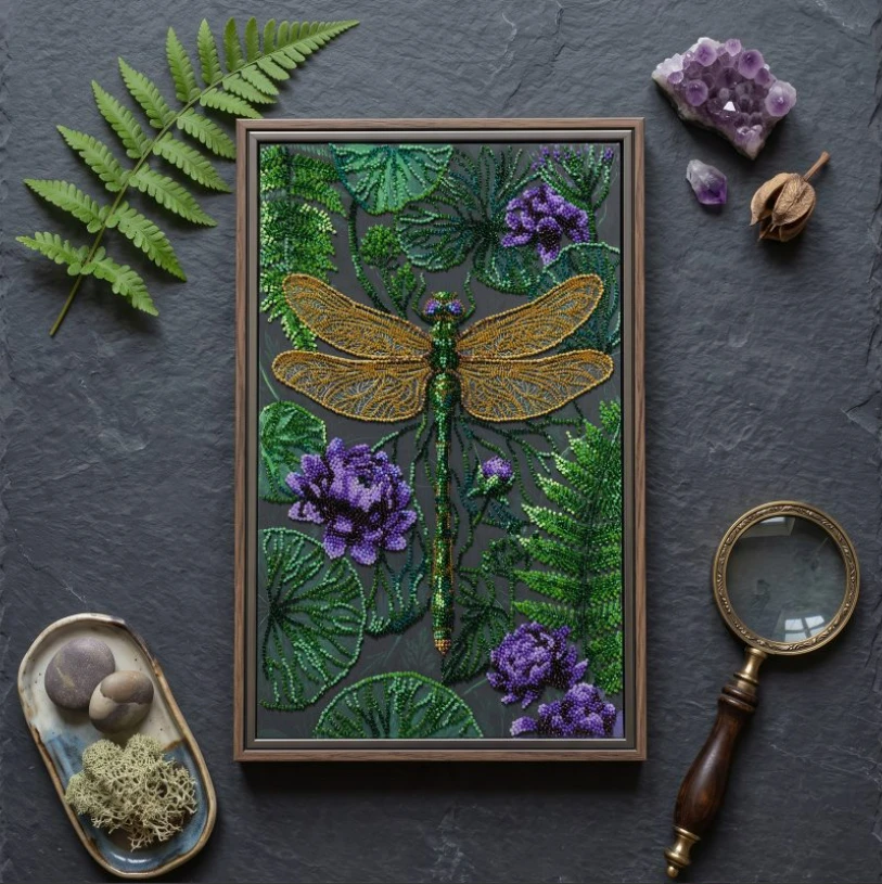 Abris Art Karoliukų siuvinėjimo rinkinys „Smaragdinė tyla“ su laumžirgiu 22x35 cm