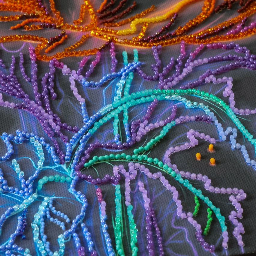 Abris Art Karoliukų siuvinėjimo rinkinys „Neoninės aguonos“ 26×53 cm, Preciosa karoliukai