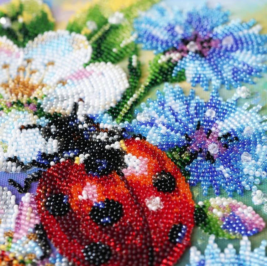 Abris Art Karoliukų siuvinėjimo rinkinys „Tarp rugiagėlių“ 16×24 cm