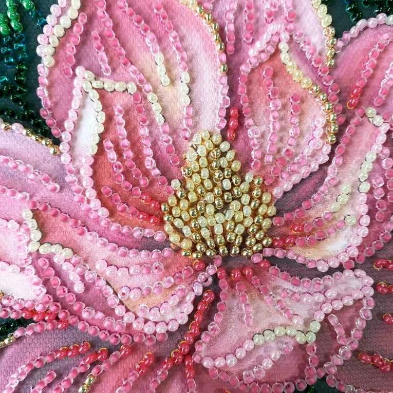 Abris Art Mini karoliukų siuvinėjimo rinkinys „Petal Kiss“ 15x15 cm