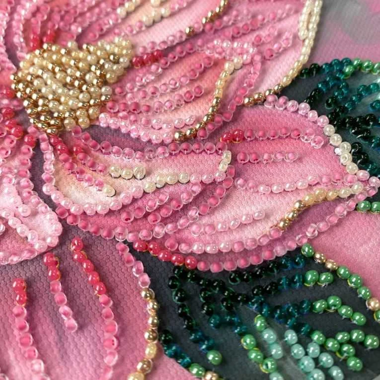 Abris Art Mini karoliukų siuvinėjimo rinkinys „Petal Kiss“ 15x15 cm