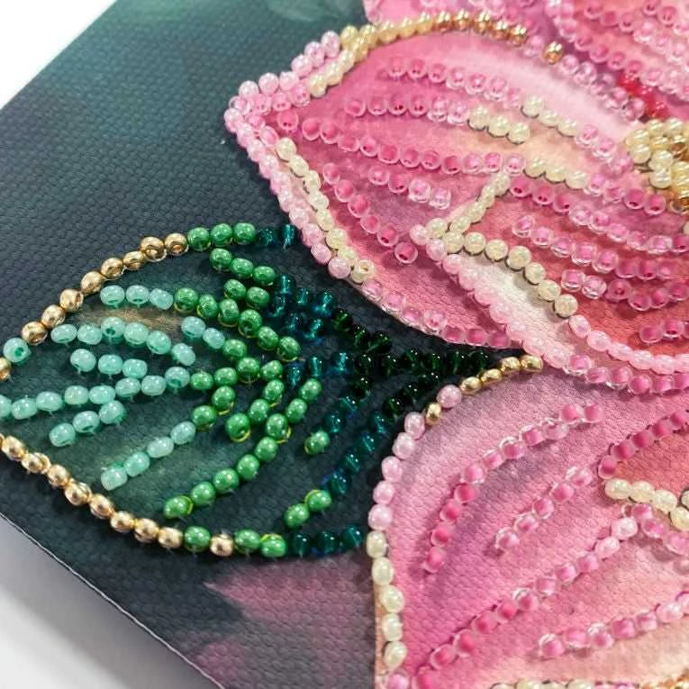 Abris Art Mini karoliukų siuvinėjimo rinkinys „Petal Kiss“ 15x15 cm