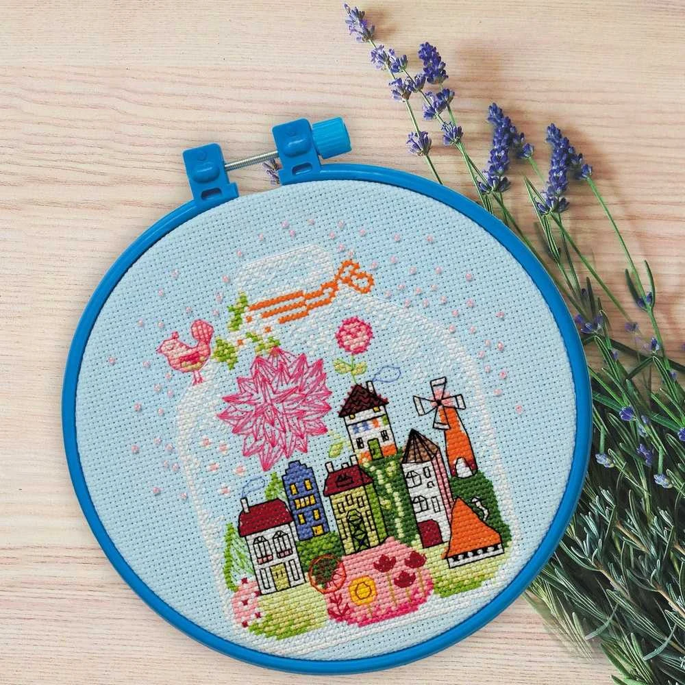 Abris Art Rinkinys siuvinėjimui kryželiu „Namukai“ su lankeliu 15x15 cm