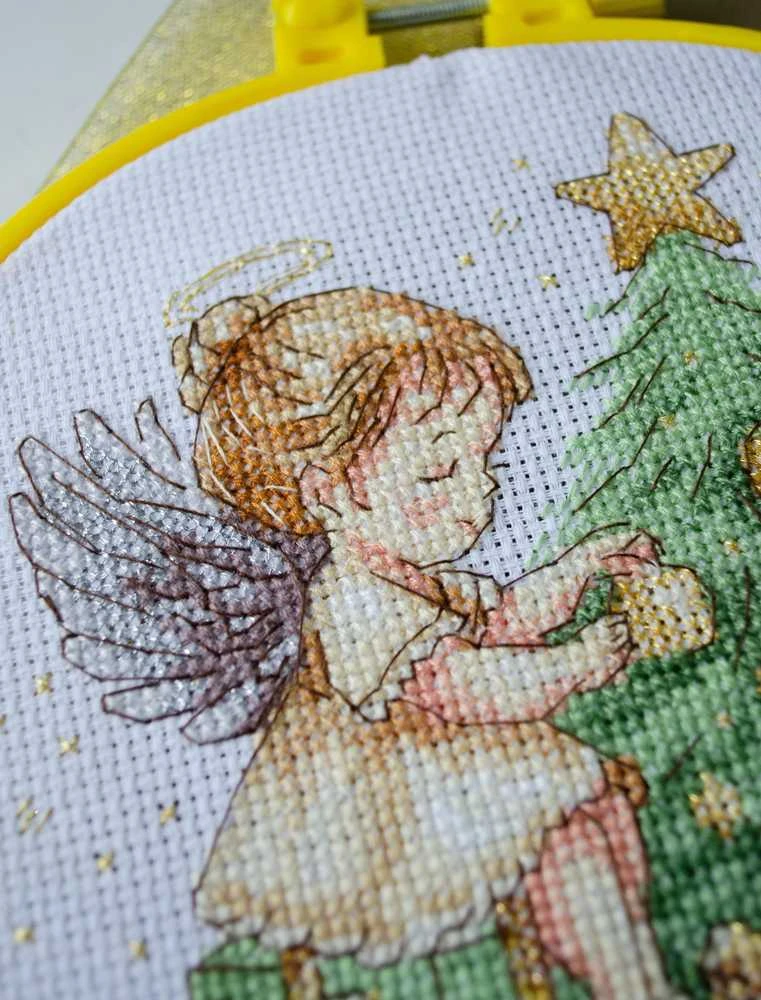 Abris Art Siuvinėjimo kryželiu rinkinys „Kalėdų angeliukas“ su lankeliu 15x15