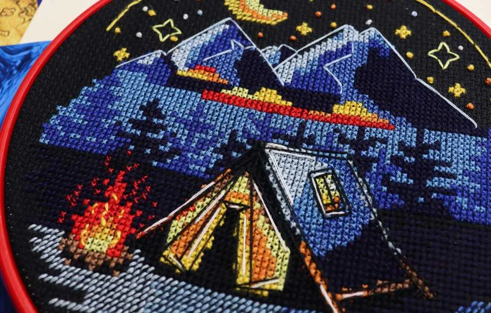 Abris Art Siuvinėjimo kryželiu rinkinys su lankeliu „Prie laužo“ 17x17 cm