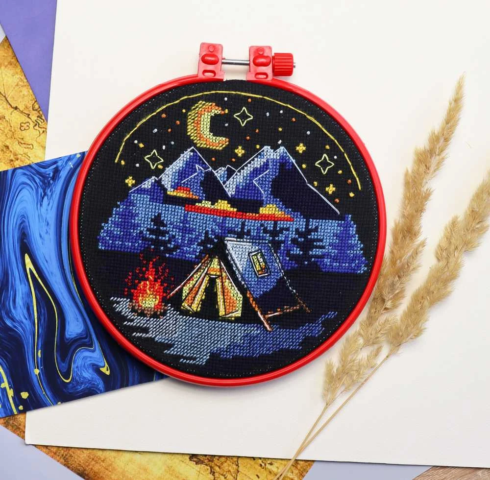 Abris Art Siuvinėjimo kryželiu rinkinys su lankeliu „Prie laužo“ 17x17 cm
