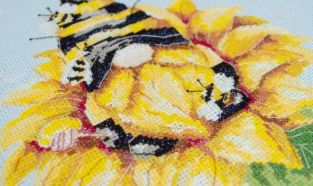 Abris Art Siuvinėjimo kryželiu rinkinys „Bitininkas“, 14 ct mėlyna drobė, 30×22 cm