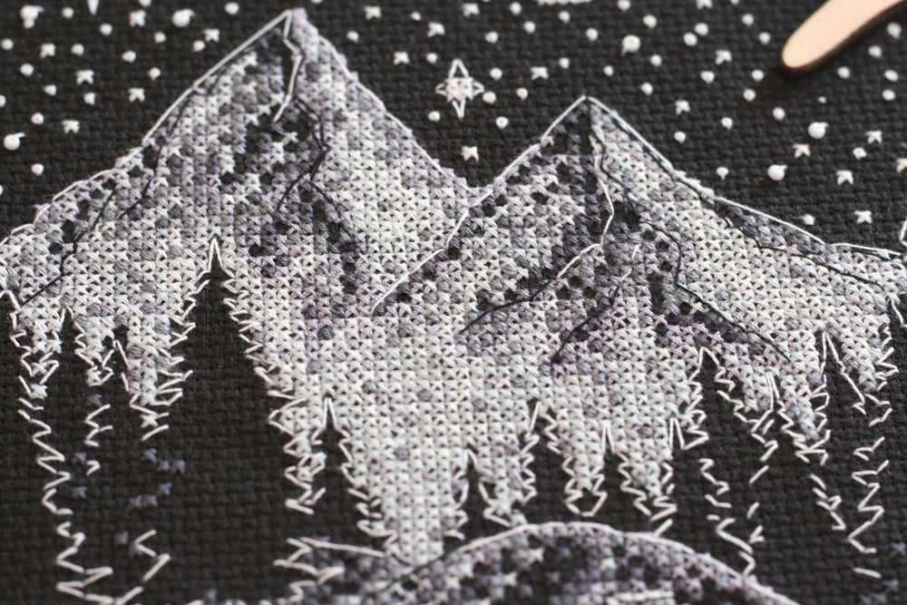 Abris Art Siuvinėjimo kryželiu rinkinys „Kalnuose“ su mediniu rėmeliu, 29,7×29,7 cm