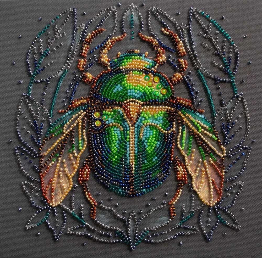 Abris Art Karoliukų siuvinėjimo rinkinys „Smaragdinis vabalas“, 20x20 cm