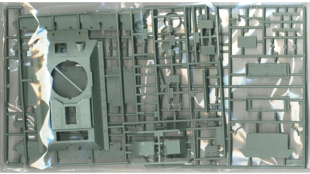Academy T-34/85 Berlin 1945 tanko surenkamas modelis 1/35, 13295