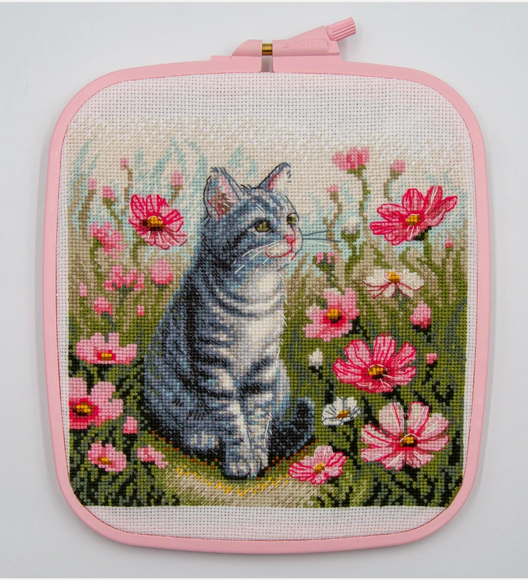 Aine Siuvinėjimo kryželiu rinkinys „Garden Whiskers“ – katė gėlyne, 20 x 20 cm