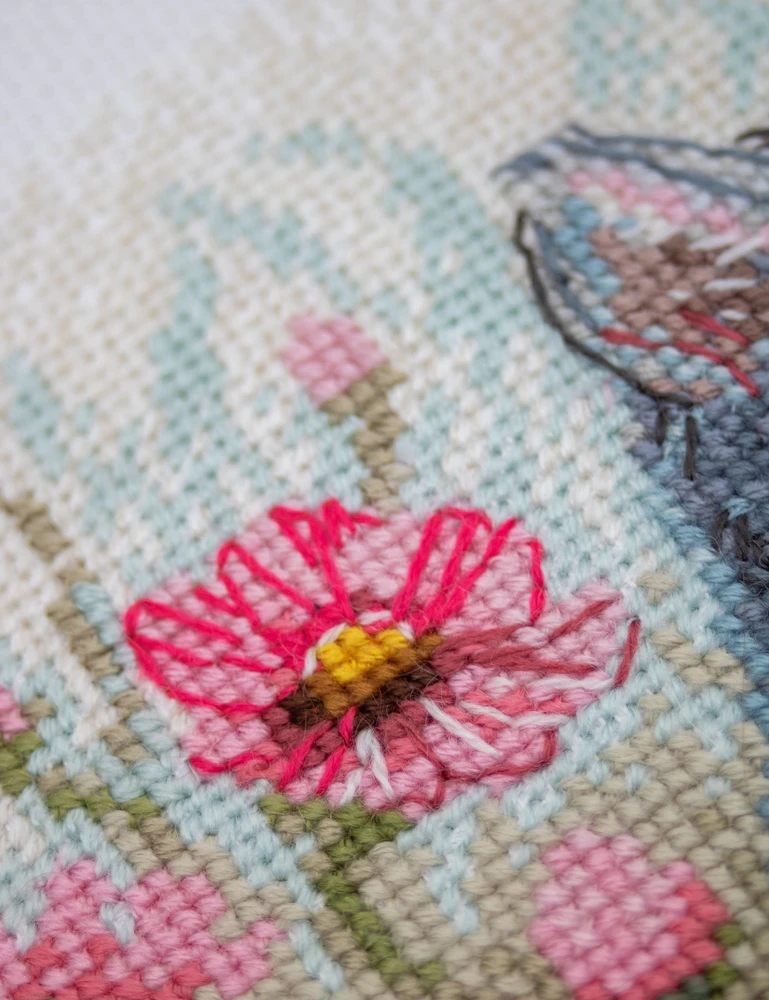 Aine Siuvinėjimo kryželiu rinkinys „Garden Whiskers“ – katė gėlyne, 20 x 20 cm